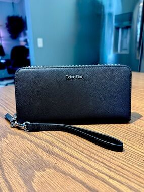 Calvin Klein Saffiano Zip Around Wristlet Wallet Black Silver NWT